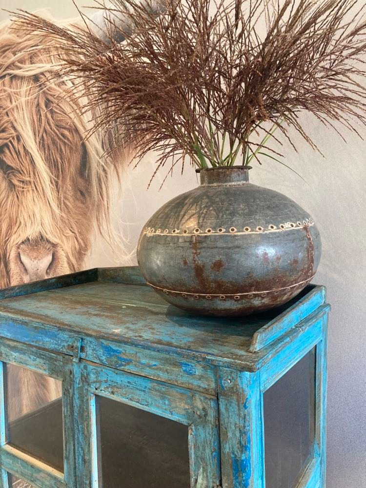 Metalen kruiken vasen en schalen   inrichting mancave